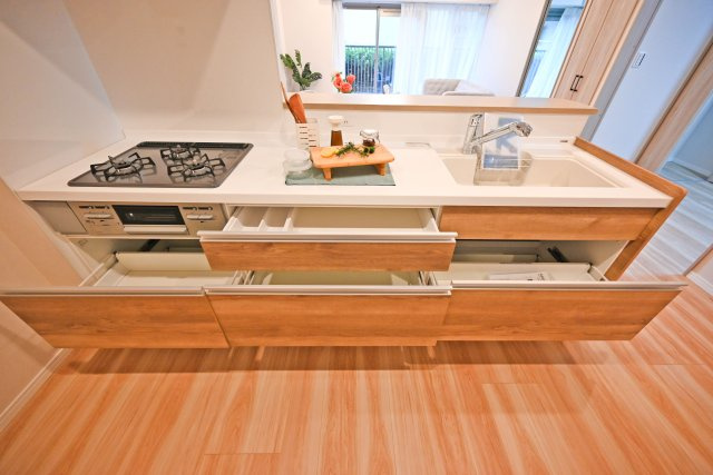 北摂マンションのキッチン|収納力のあるシステムキッチンで、散らかりがちなキッチンも整然と使えます。