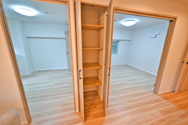 北摂マンションの収納|使い勝手の良いリビング収納で、掃除道具や季節物の家電収納に便利です。