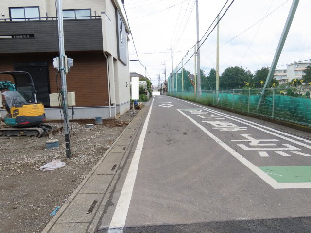 坂戸市千代田2丁目新築戸建の前面道路含む現地写真