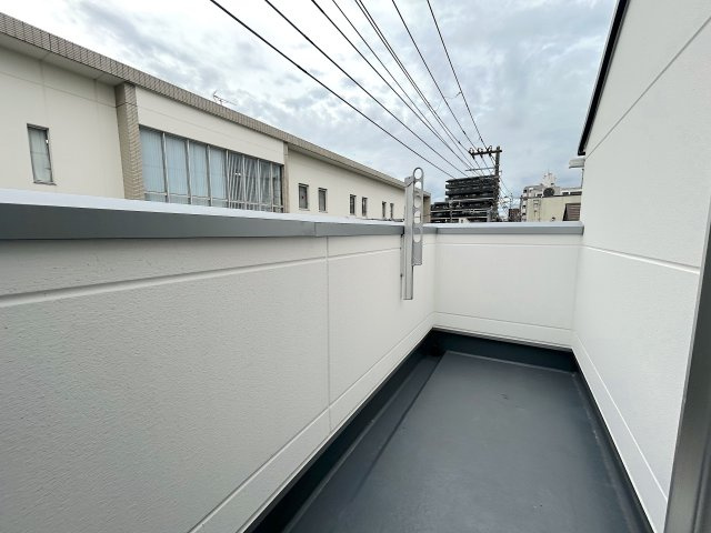 全3棟／シンプルモダンなデザイナーズハウス／鶴見区本町通1丁目のバルコニー