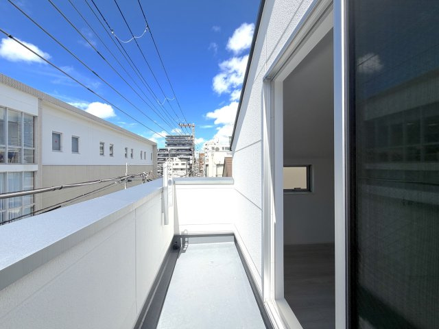 全3棟／シンプルモダンなデザイナーズハウス／鶴見区本町通1丁目のバルコニー
