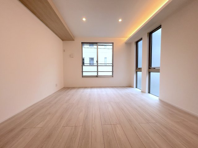 全3棟／シンプルモダンなデザイナーズハウス／鶴見区本町通1丁目の居間・リビング