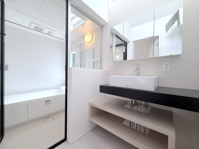 全3棟／シンプルモダンなデザイナーズハウス／鶴見区本町通1丁目の洗面所