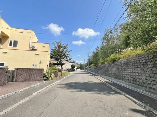 里塚1条3丁目　土地の前面道路含む現地写真|前面道路８ｍ（北側から撮影）