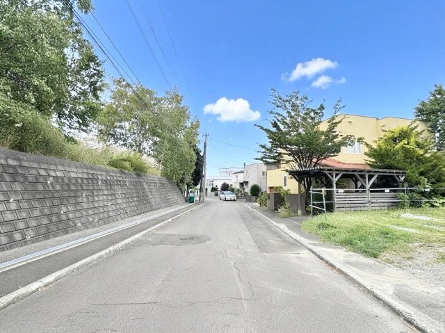 里塚1条3丁目　土地の前面道路含む現地写真|前面道路８ｍ（南側から撮影）