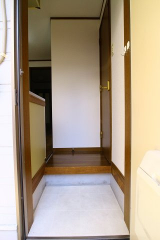 コーポセイゲツ西棟の玄関