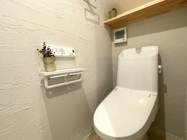 京都市左京区岩倉長谷南のトイレ|手洗いつきの清潔感あふれるお手洗いです！
トイレは2階にもあり、朝の混雑時や来客時に重宝します！