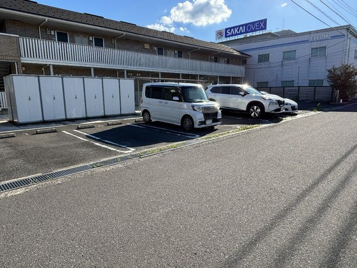 クレール花堂の駐車場