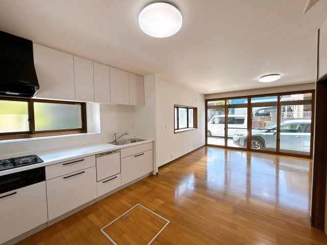下松市昭和町１丁目　戸建ての居間・リビング|リビングの写真です。壁・天井はクロス張替、床はクリーニング致しました。南向きの採光が取れた明るい空間です。