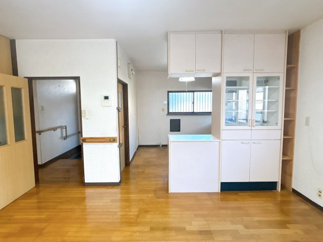 下松市昭和町１丁目　戸建ての居間・リビング|リビングの別アングルからの写真です。照明交換、壁・天井はクリーニング致しました