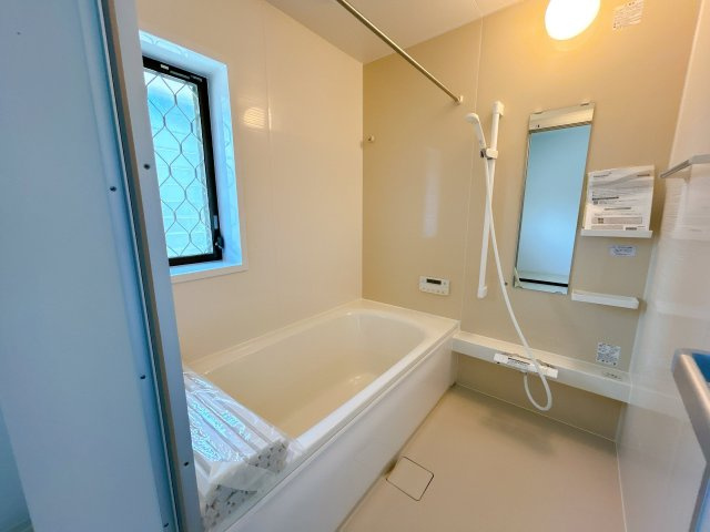 下松市昭和町１丁目　戸建ての浴室|ユニットバスは浴室乾燥機付きの新品に交換。浴槽は大人も足を伸ばしてゆったり浸かれる広さです。