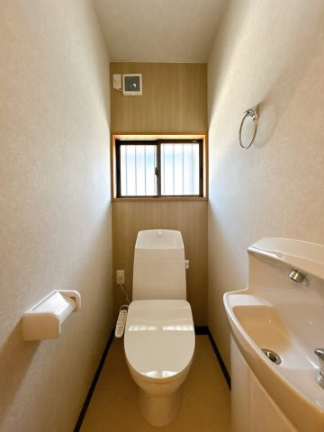下松市昭和町１丁目　戸建てのトイレ|１階南西側のトイレです。トイレは新品に交換。１階にトイレ２箇所ございます。