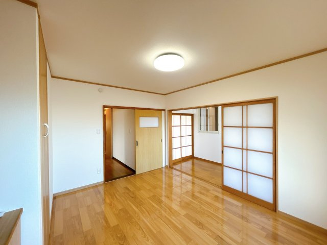 下松市昭和町１丁目　戸建ての内装|１階北側洋室の写真です。壁・天井はクロス張替え、床はクリーニング致しました。
