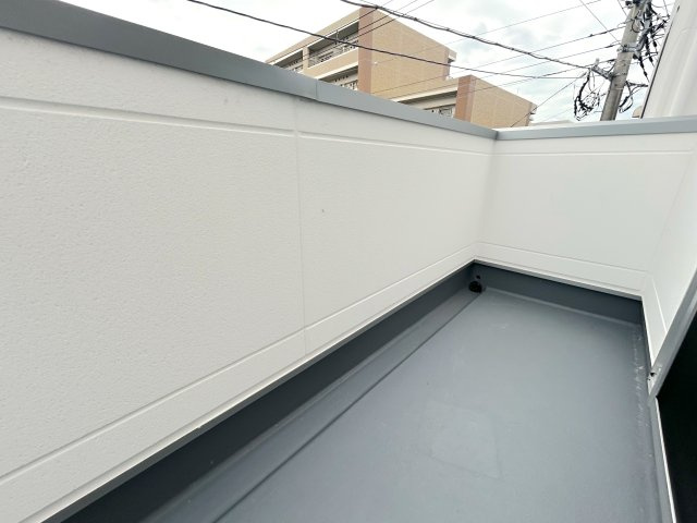 全3棟／シンプルモダンなデザイナーズハウス／鶴見区本町通1丁目のバルコニー