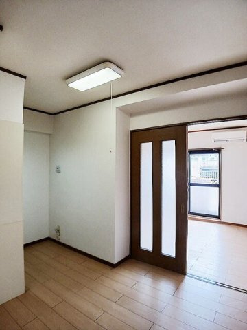 プレジデンシャル白山の内装|明るい室内です