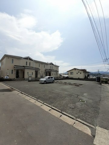 ジュネス清水の駐車場|駐車場があるので、車を買う予定の方も安心です