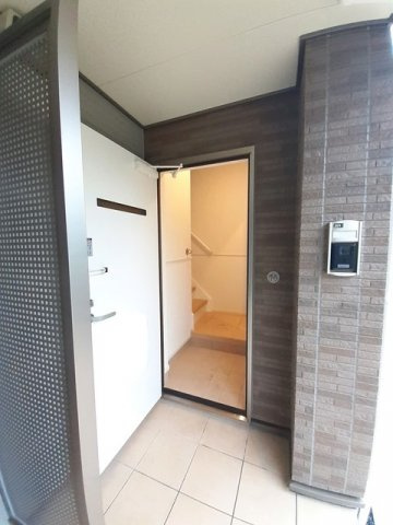 アクア　ヒルズ　Ｉのエントランス|毎日通るエントランスはこのようになっています