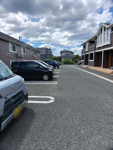 レーヴ　Ⅰの駐車場|車をお持ちの方に嬉しい駐車場付きの物件です