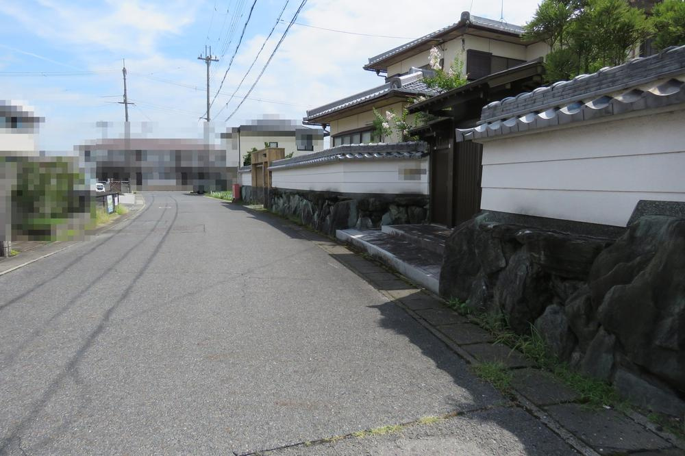 野洲市吉地　中古戸建の前面道路含む現地写真
