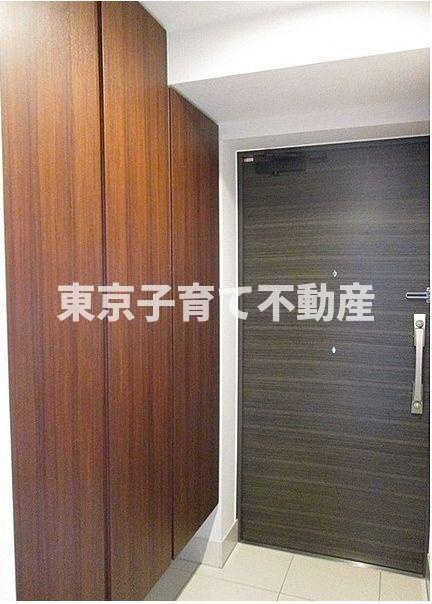 イニシア文京根津の玄関