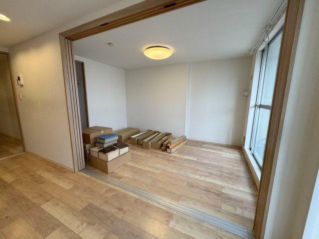 柏コーポラスの洋室|洋室/リビング隣の洋室は引き戸を開放すると広々とした空間に。ライフスタイルに合わせて使用できます。