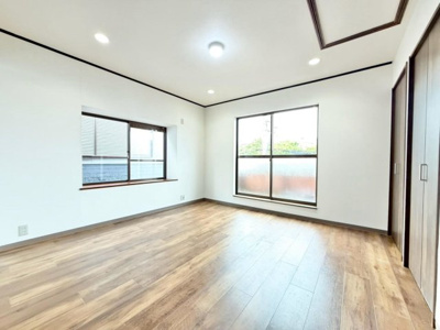 【洋室】 | 鶴山台１丁目　中古一戸建 | ゆとりのある約８帖の洋室あります！大型家具もレイアウト自在です♪個性溢れる住まいにして下さいね♪