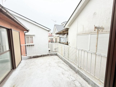 【バルコニー】 | 鶴山台１丁目　中古一戸建 | 南西面バルコニーですので、日当り良好で洗濯物が良く乾きそうですね♪