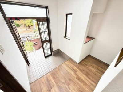 【玄関】 | 鶴山台１丁目　中古一戸建 | ゆとりの玄関です！シューズボックスも置けますね♪玄関周りもスッキリ片付きます！