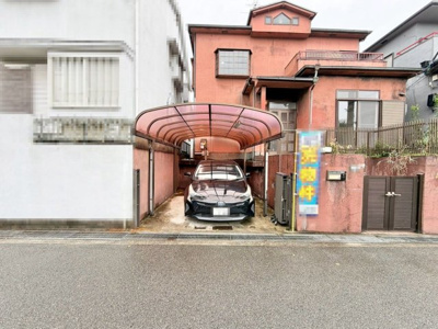 【その他】 | 鶴山台１丁目　中古一戸建 | 車の出し入れのしやすい車庫です。屋根付きも嬉しい仕様ですね。