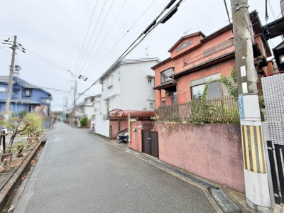 【前面道路含む現地写真】 | 鶴山台１丁目　中古一戸建 | 【前面道路】前面道路の幅は約４．９ｍです！開放感のある広々とした前面道路です♪