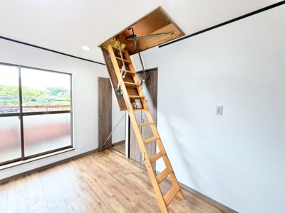【収納】 | 鶴山台１丁目　中古一戸建 | 屋根裏収納があります。季節の衣類や思い出のものなどたくさん収納できます。