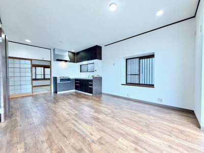 【内装】 | 鶴山台１丁目　中古一戸建 | 【ＬＤＫ約１３．５帖】２面採光で日当たりがよく、温かく心地のいいリビング♪居心地の良い快適な安らぎの場所にもなりそうです！