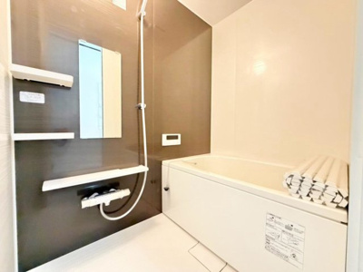【浴室】 | 鶴山台１丁目　中古一戸建 | 【ユニットバス交換】浴室に窓が付いているので、換気ができて湿気やカビ防止になりますよ♪