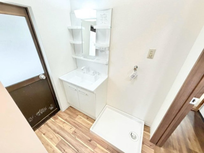 【独立洗面台】 | 鶴山台１丁目　中古一戸建 | 【洗面台新調】ゆとりのある洗面所ですよ！家族そろって身支度出来ますね♪