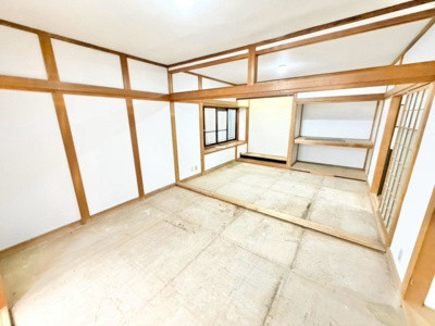 【和室】 | 鶴山台１丁目　中古一戸建 | 【和室の畳表替え】イグサの香りで癒しの空間です！和室と和室を繋げてさらに広く使っていただけますよ♪