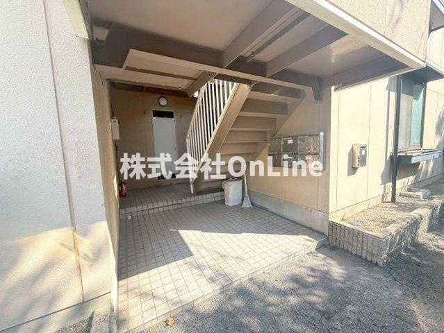 若草ハイツのエントランス