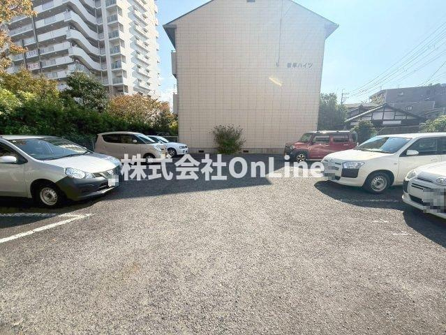 若草ハイツの駐車場