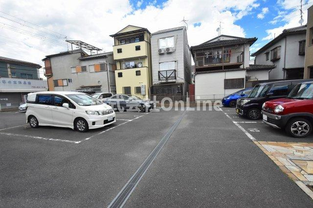 アクイラの駐車場