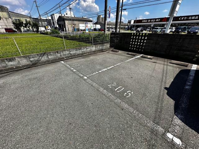 ウェル・エンジュの駐車場