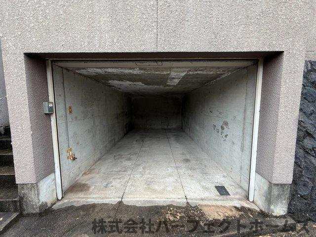 PH 杉1丁目中古戸建の駐車場|電動シャッター車庫（W2880 D5300 H2250）