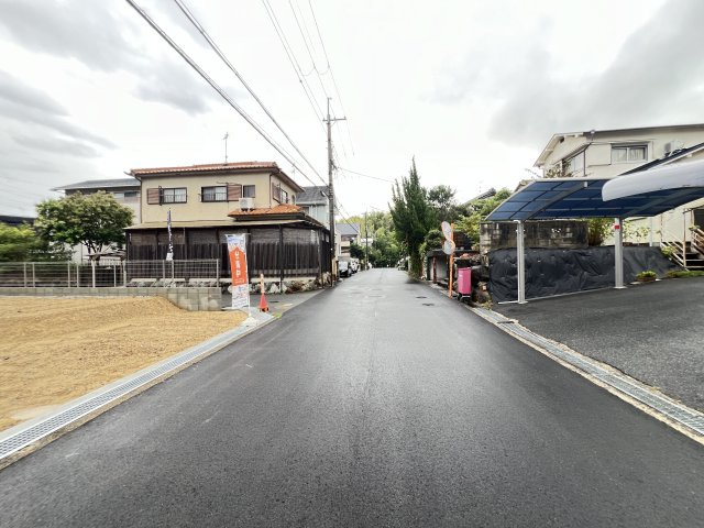香芝市穴虫 第8全2棟の前面道路含む現地写真