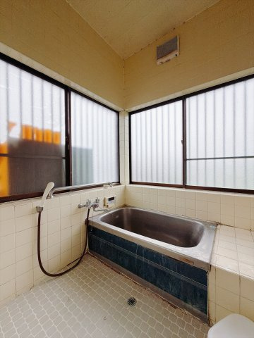 【中古戸建】佐波郡玉村町大字上之手の浴室|■浴室｜1日の疲れを癒す、ゆったりとしたバスタイムをぜひお過ごしください(*＾＾*)大きな窓付きで嬉しい♪