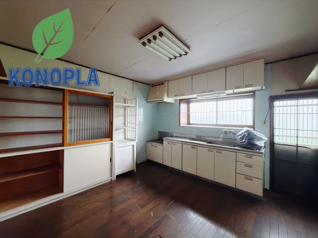 【中古戸建】佐波郡玉村町大字上之手の居間・リビング|■キッチン｜賃貸では叶わなかった、お友達とのホームパーティや大音量で映画やテレビを楽しむことができます(*^^*)