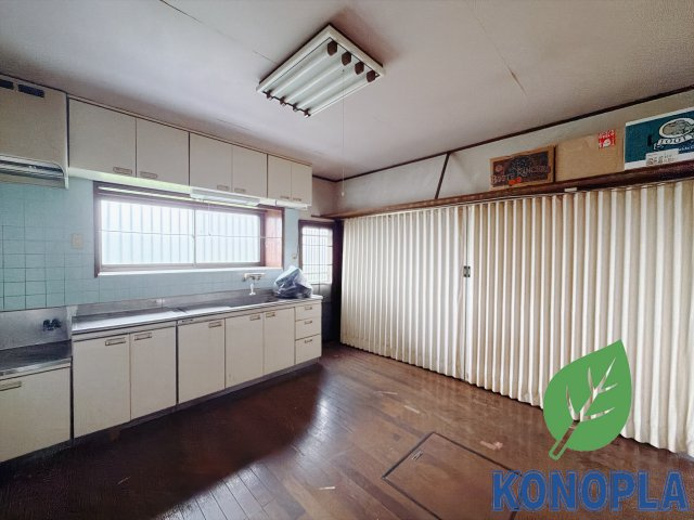【中古戸建】佐波郡玉村町大字上之手のキッチン|■キッチン｜ワークトップ下には、圧力鍋やパスタ鍋などのかさばる調理器具もラクラク収納可能な収納！ものが溢れがちなキッチン回りもスッキリきれいに管理ができます♪