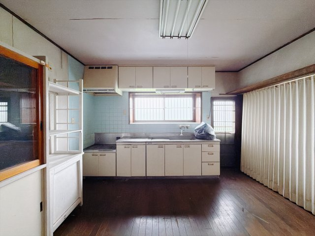 【中古戸建】佐波郡玉村町大字上之手のキッチン|■キッチン｜大きなお鍋や調理用具のも出し入れラクラクな収納がたっぷり！毎日使う場所だからこそ、無理のない姿勢で作業できるのは嬉しいポイントですね(*＾＾*)♪