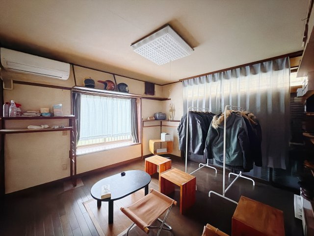 【中古戸建】佐波郡玉村町大字上之手の洋室|■洋室｜洋室には大きな窓をご用意しています。日中はあたたかな日差し差し込み自分時間も充実できますね＾＾