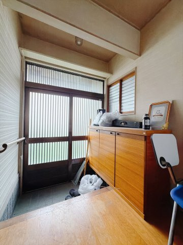 【中古戸建】佐波郡玉村町大字上之手の玄関|■玄関｜ご家族の靴がたくさんしまえる下駄箱付き。お子様の靴がこれから増えても安心な大きさです。