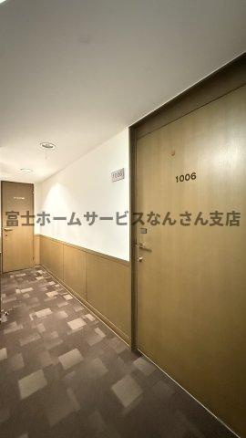 インテリジェンスビルの玄関