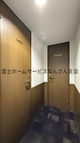 インテリジェンスビルの玄関