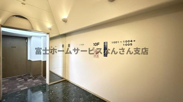 インテリジェンスビルの玄関